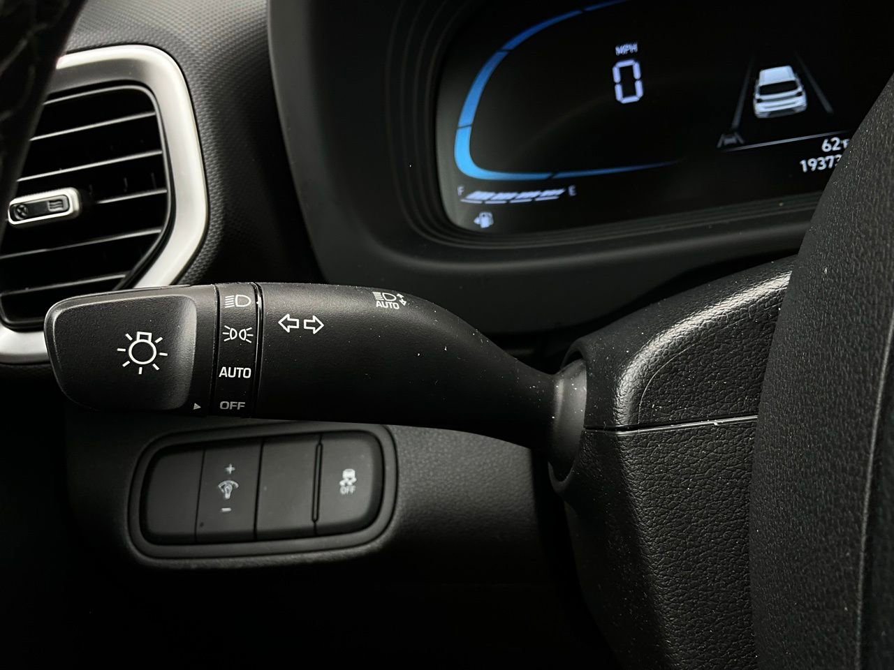 Used 2025 Hyundai Venue SEL image 36