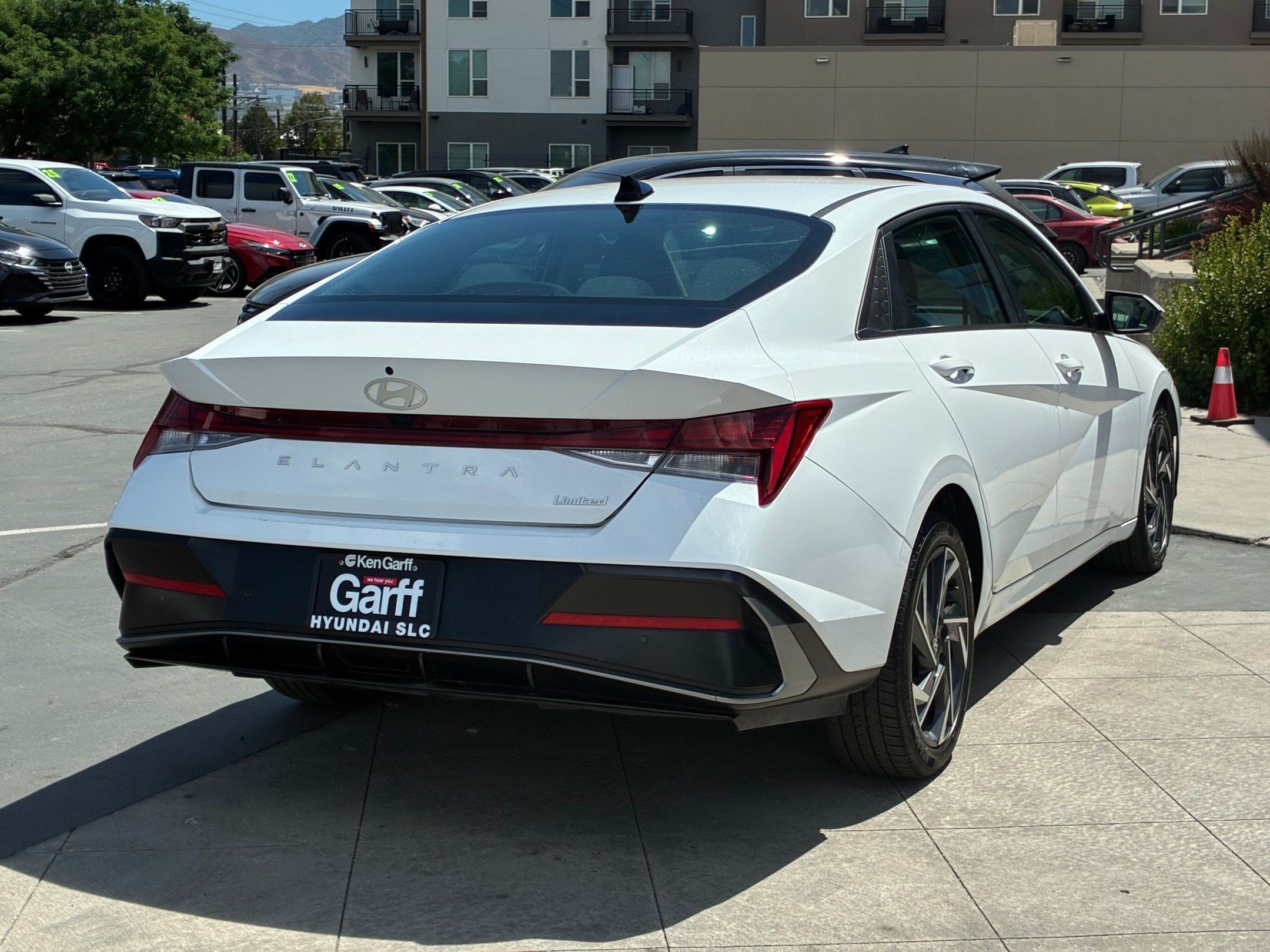 Certified 2024 Hyundai Elantra Limited FWD image 4