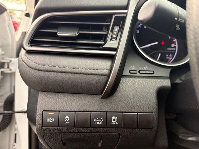 Used 2022 Toyota Camry LE image 5