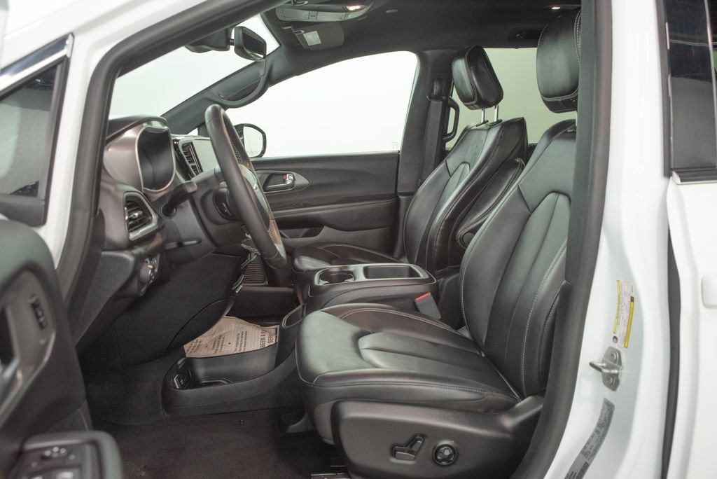 Used 2025 Chrysler Pacifica Select FWD image 7