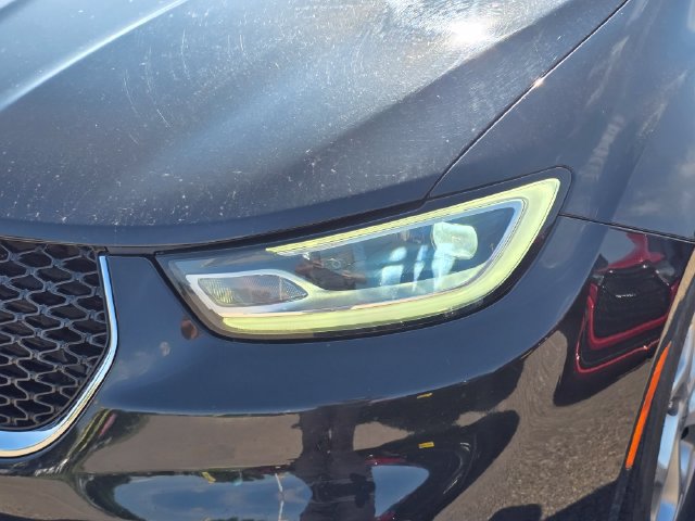 Used 2024 Chrysler Pacifica Limited FWD image 3