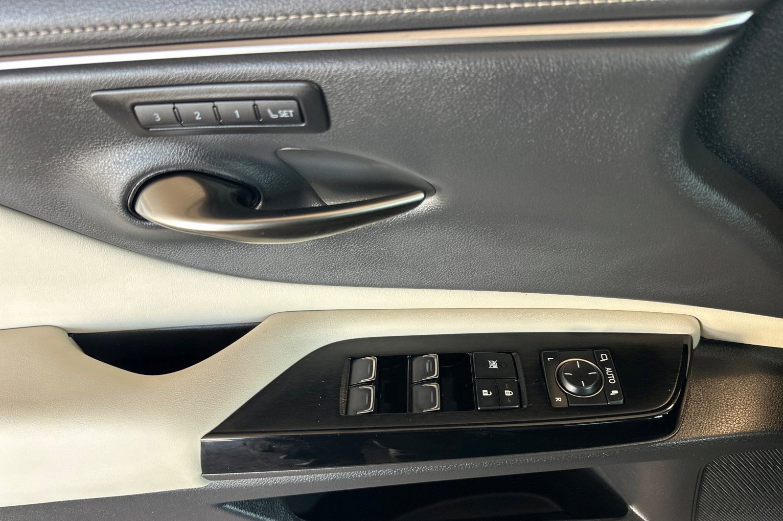 Certified 2025 Lexus ES 300h w/ Premium Package image 8