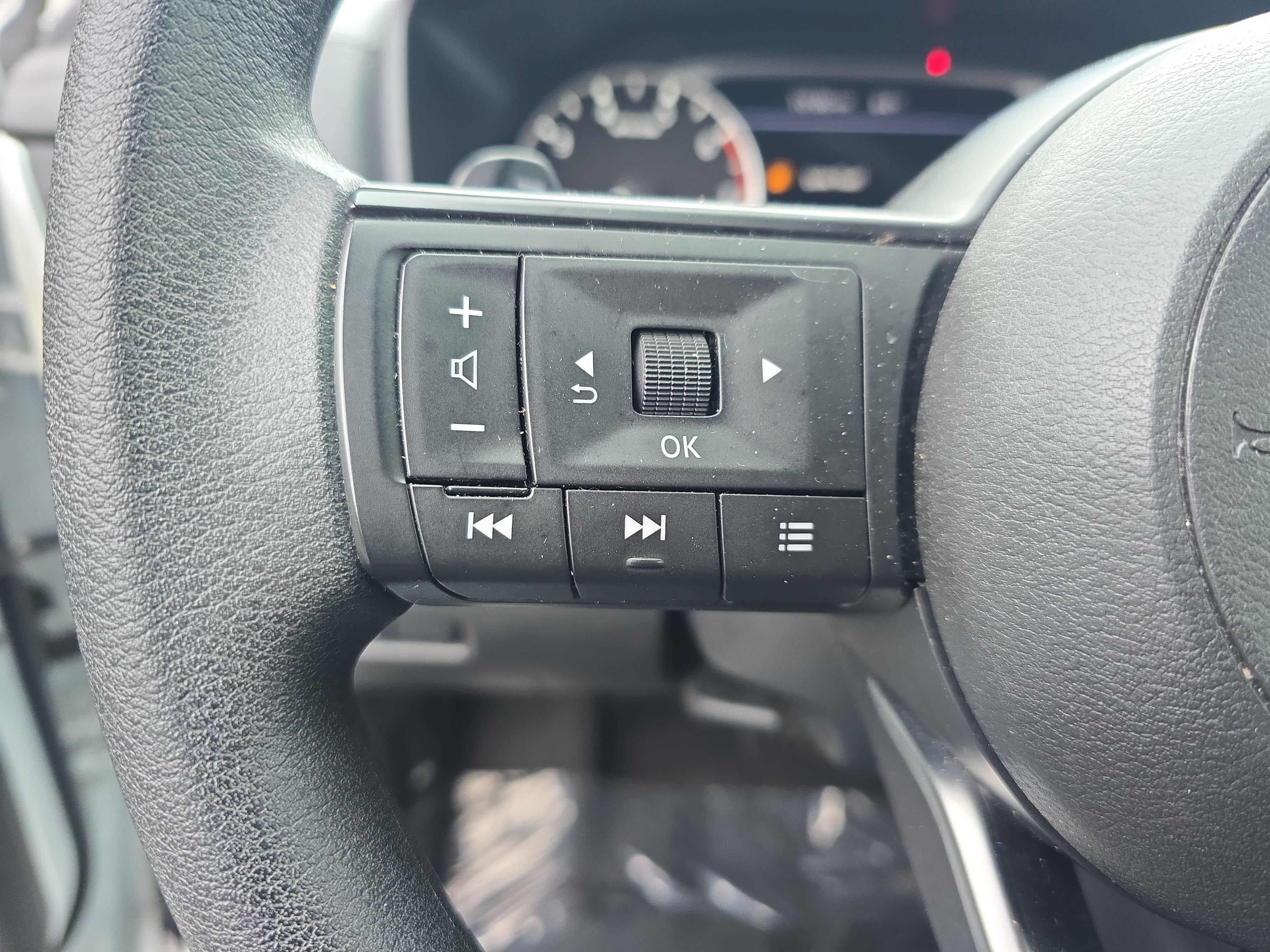 Used 2024 Nissan Rogue SV AWD/4WD image 17