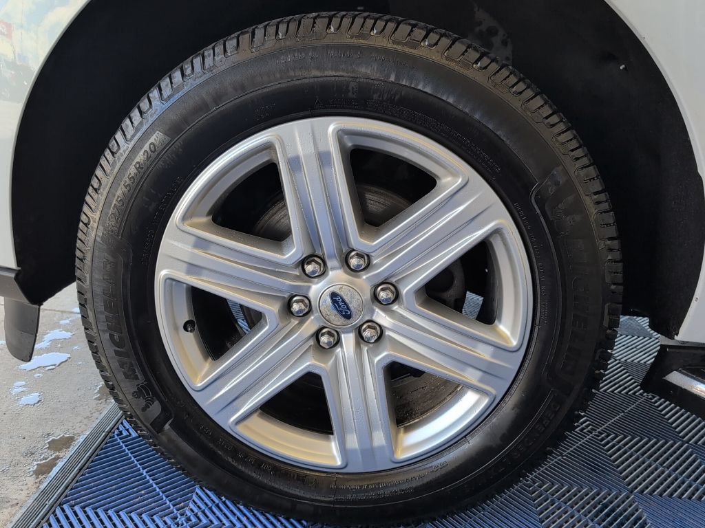 Used 2019 Ford Expedition XLT w/ Equipment Group 202A AWD/4WD image 8