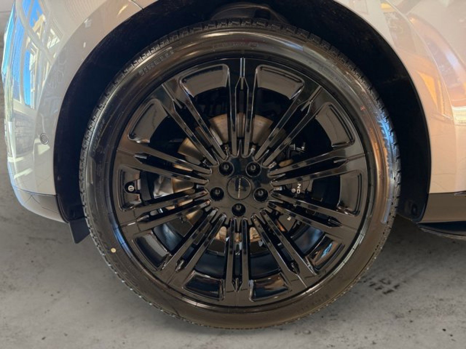 New 2026 Land Rover Range Rover SE image 9