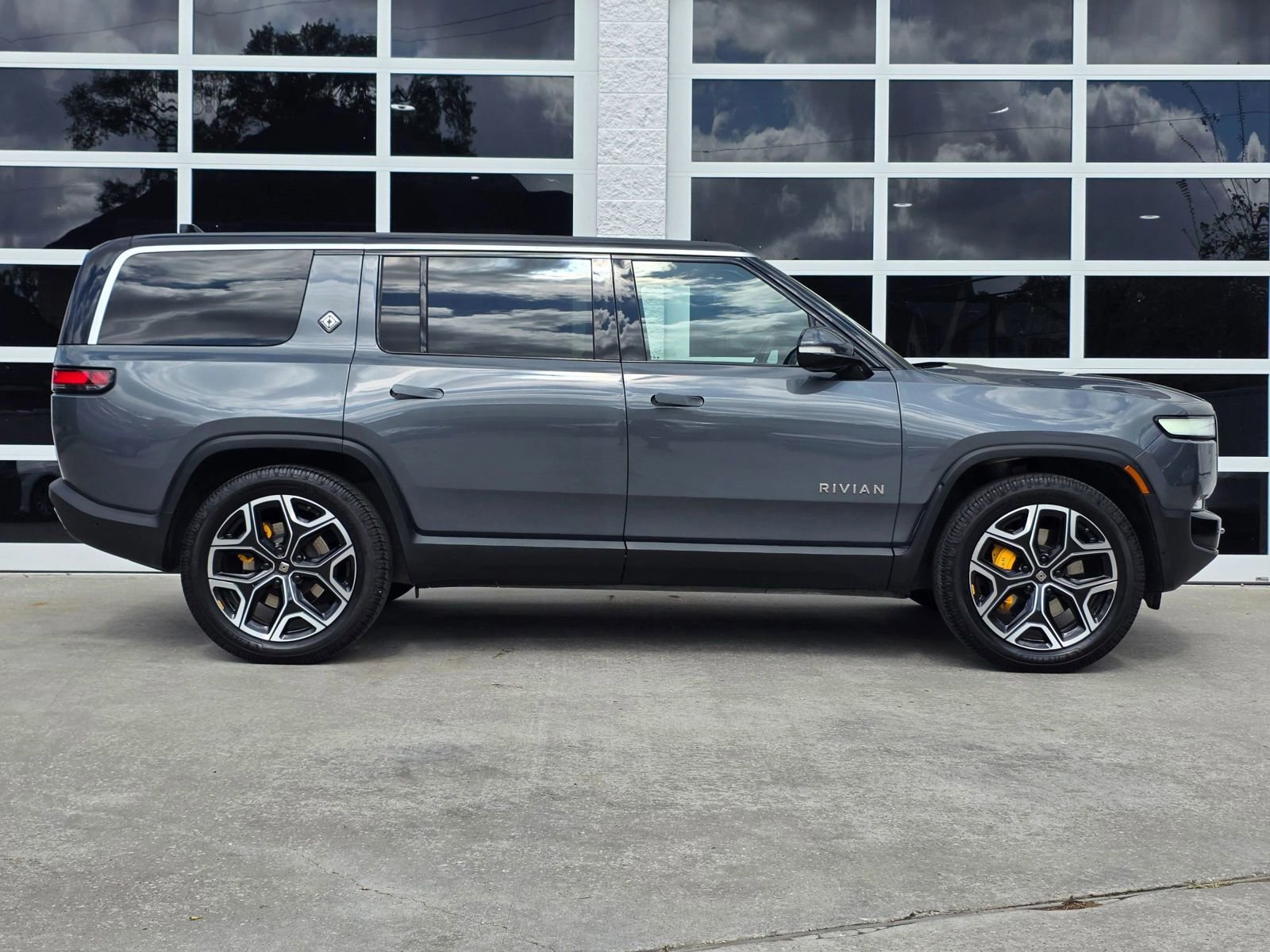 Used 2022 Rivian R1S Launch Edition image 3