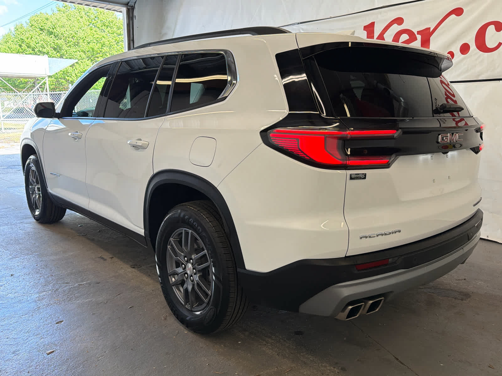 Used 2025 GMC Acadia Elevation FWD image 9