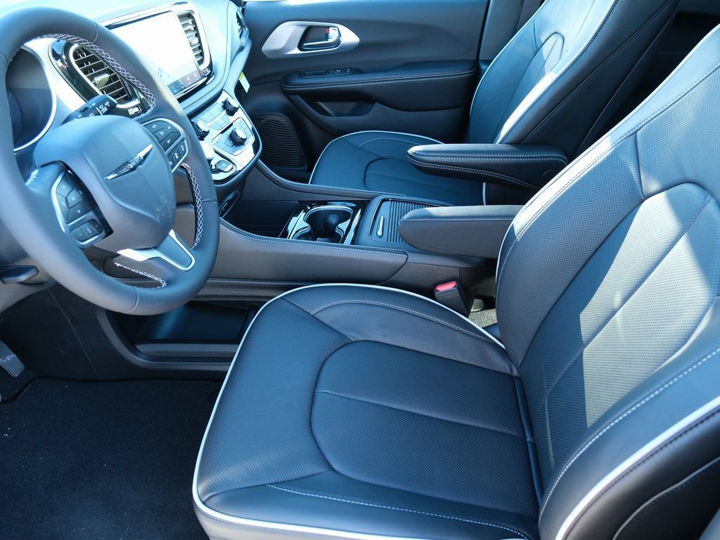 New 2026 Chrysler Pacifica Limited w/ Uconnect Theater Family Group FWD image 5