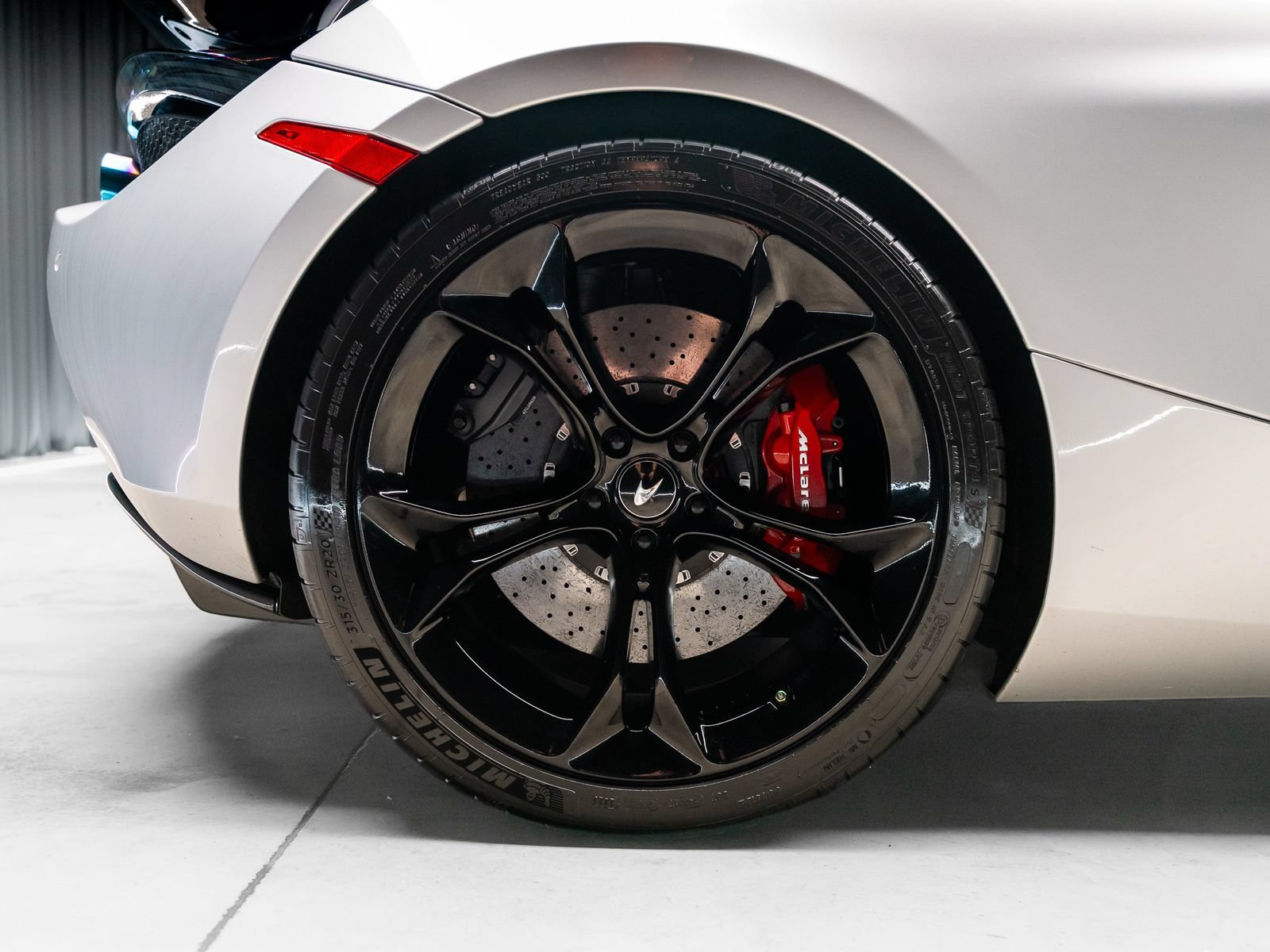 Used 2019 McLaren 720S RWD image 32