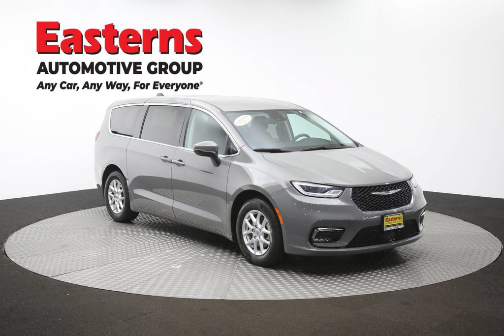 Used 2023 Chrysler Pacifica Touring-L FWD image 49