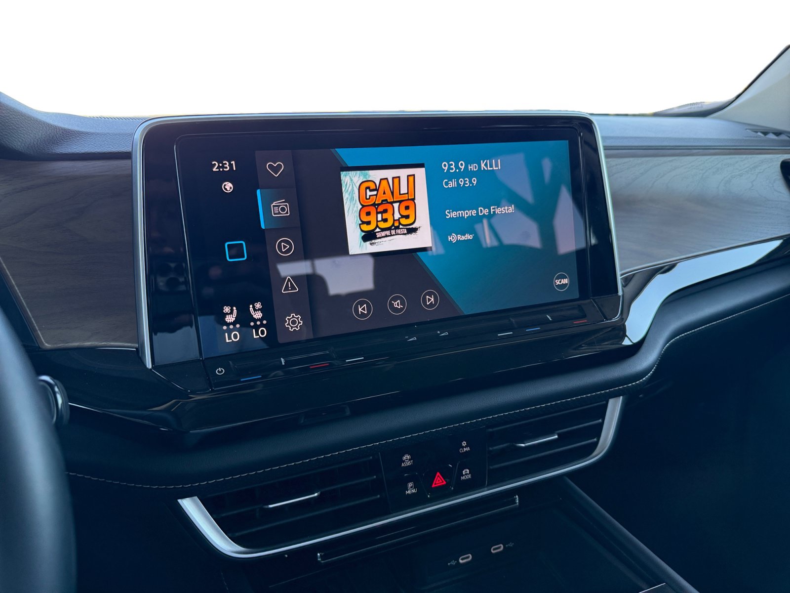 Used 2025 Volkswagen Atlas SE FWD image 15