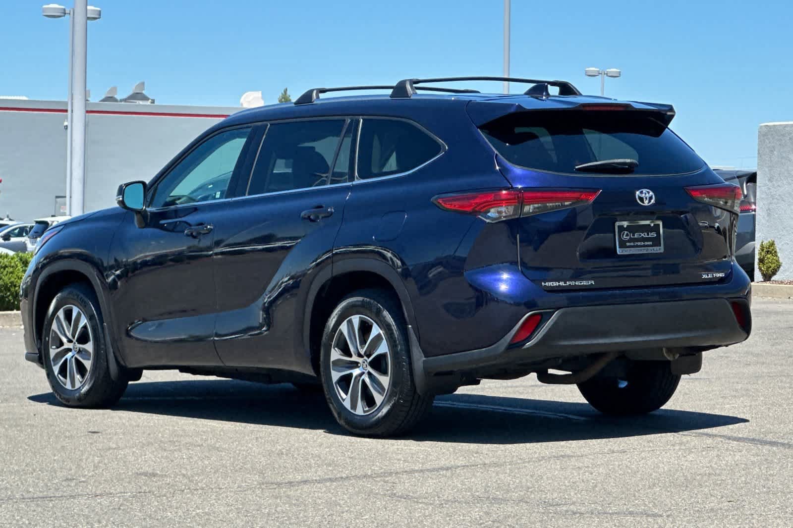 Used 2021 Toyota Highlander XLE AWD/4WD image 7