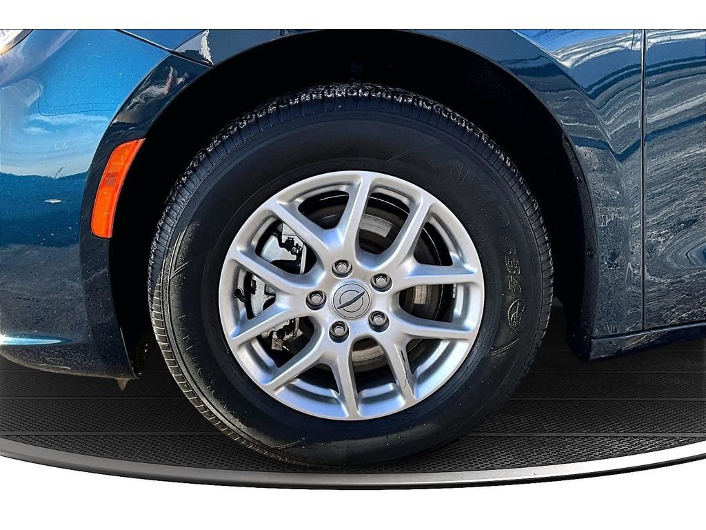 Used 2025 Chrysler Pacifica Select image 10