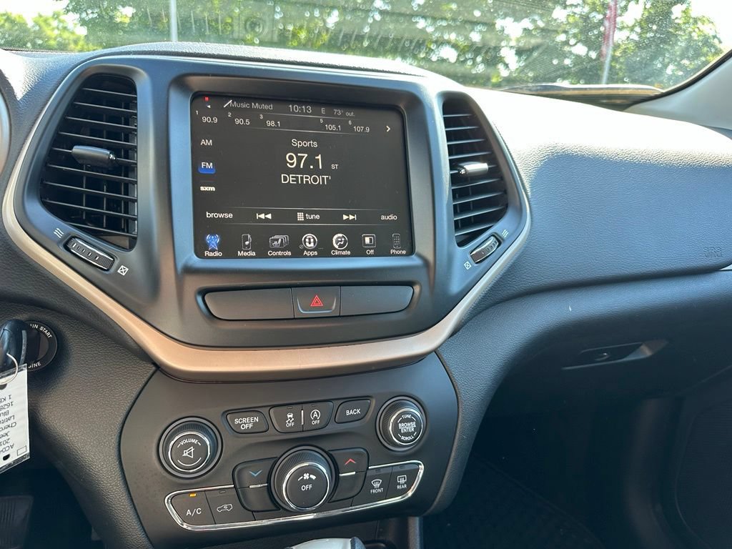 Used 2016 Jeep Cherokee Latitude w/ Cold Weather Group AWD/4WD image 14