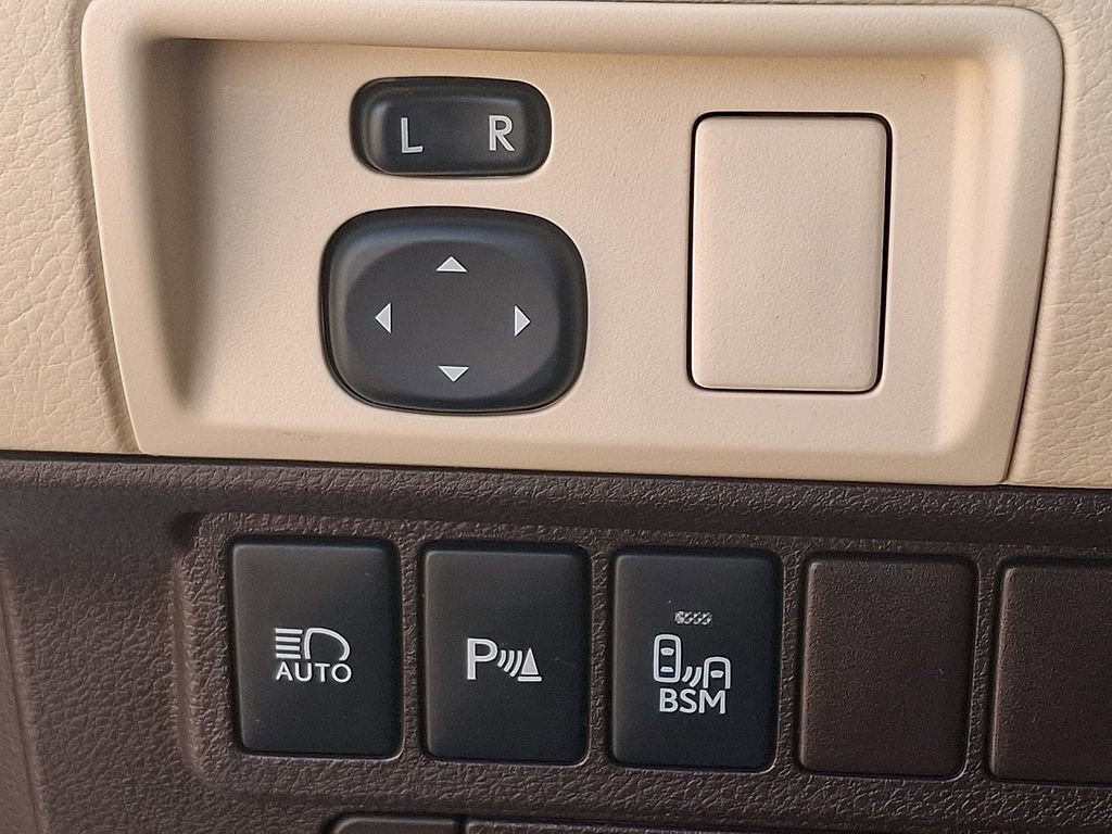 Used 2016 Lexus ES 350 w/ Luxury Package w/Wood Trim image 27