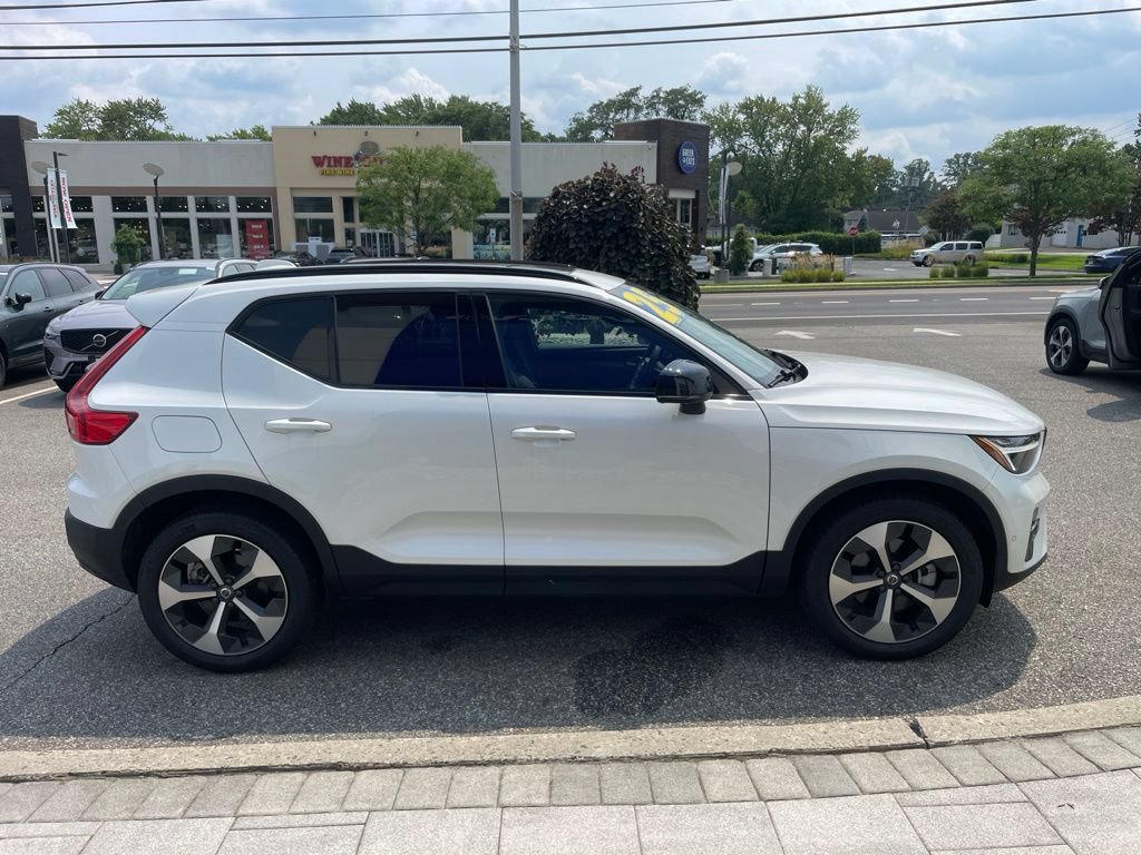 Certified 2025 Volvo XC40 B5 Plus AWD/4WD image 6