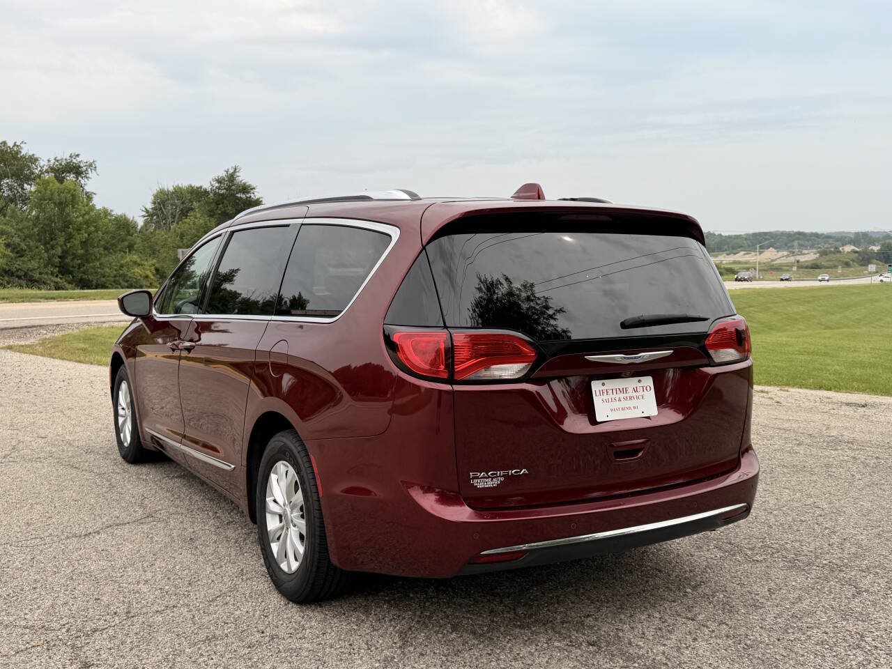 Used 2018 Chrysler Pacifica Touring-L FWD image 3