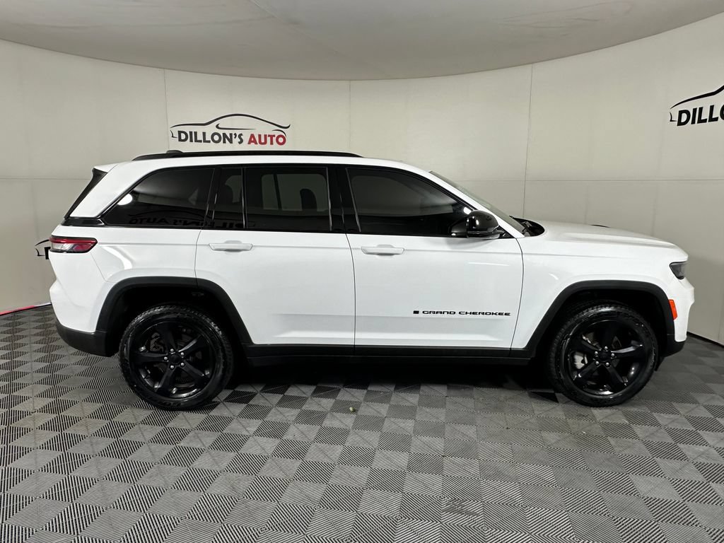 Used 2023 Jeep Grand Cherokee Limited w/ Black Appearance Package AWD/4WD image 9