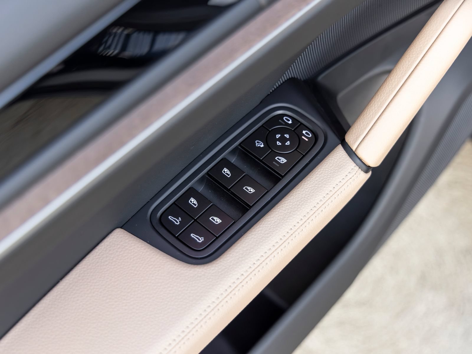 Certified 2025 Porsche Cayenne AWD/4WD image 27