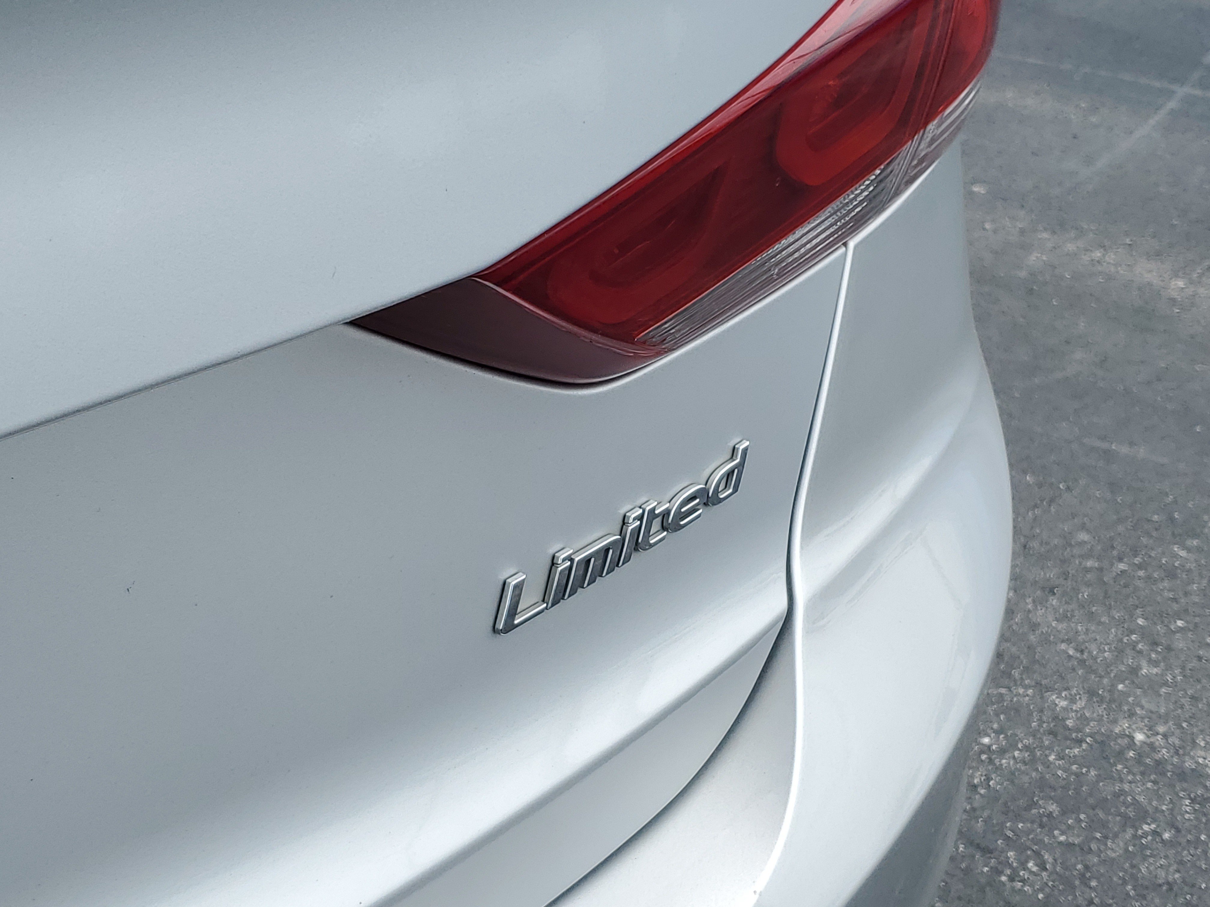 Used 2017 Hyundai Elantra Limited w/ Limited Tech Package 08 FWD image 7