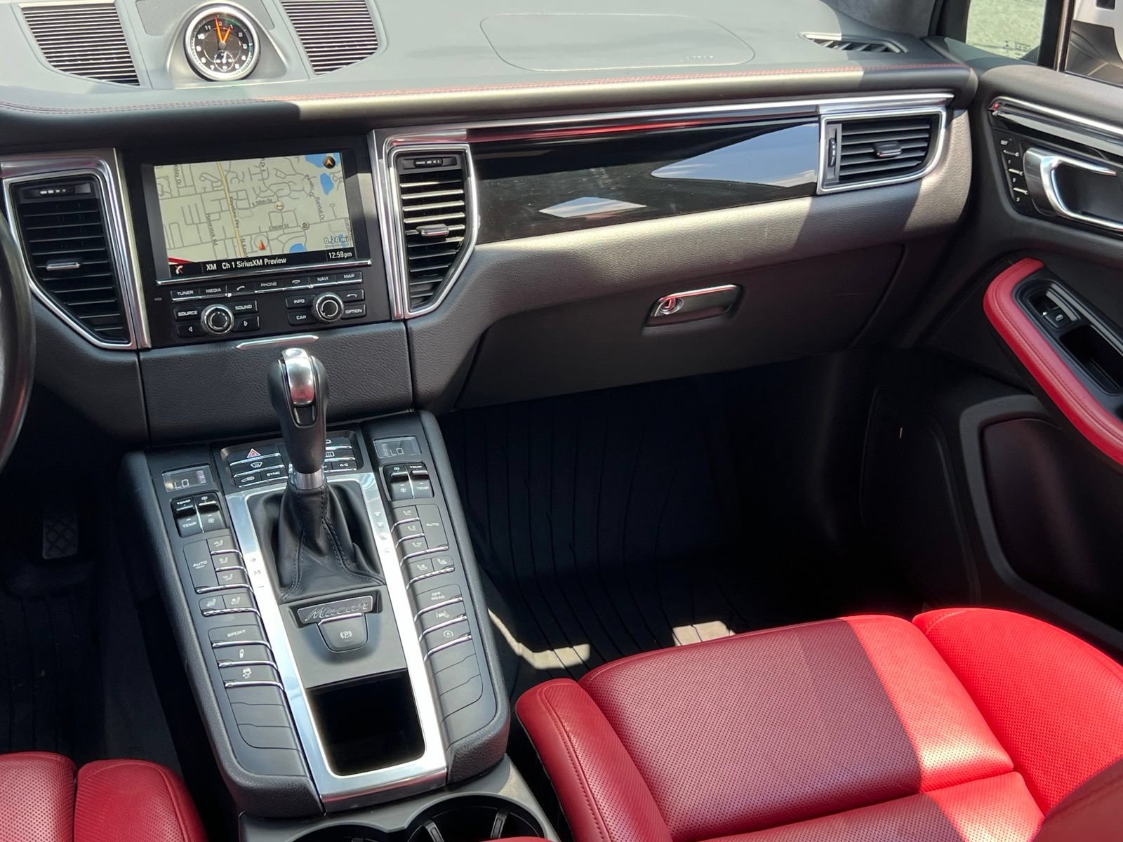 Certified 2015 Porsche Macan Turbo AWD/4WD image 29