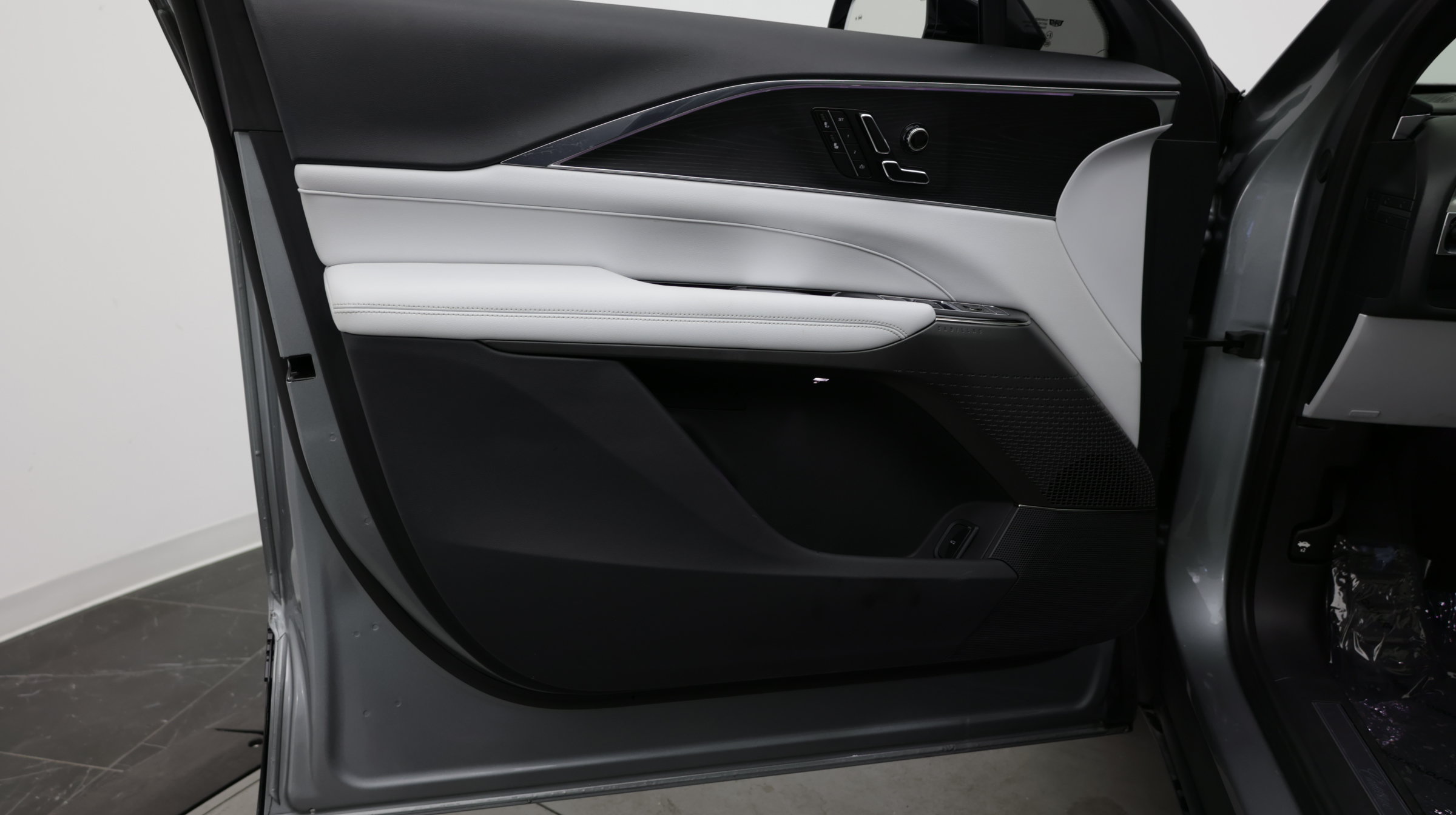 Used 2024 Cadillac Lyriq Luxury RWD image 10