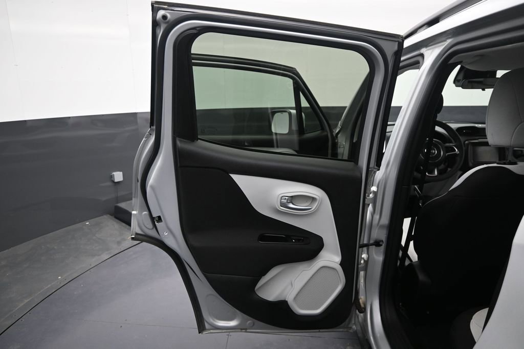 Used 2020 Jeep Renegade Latitude AWD/4WD image 28