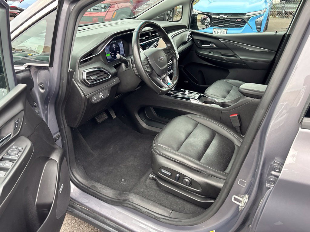 Used 2023 Chevrolet Bolt LT w/ Infotainment Package FWD image 11