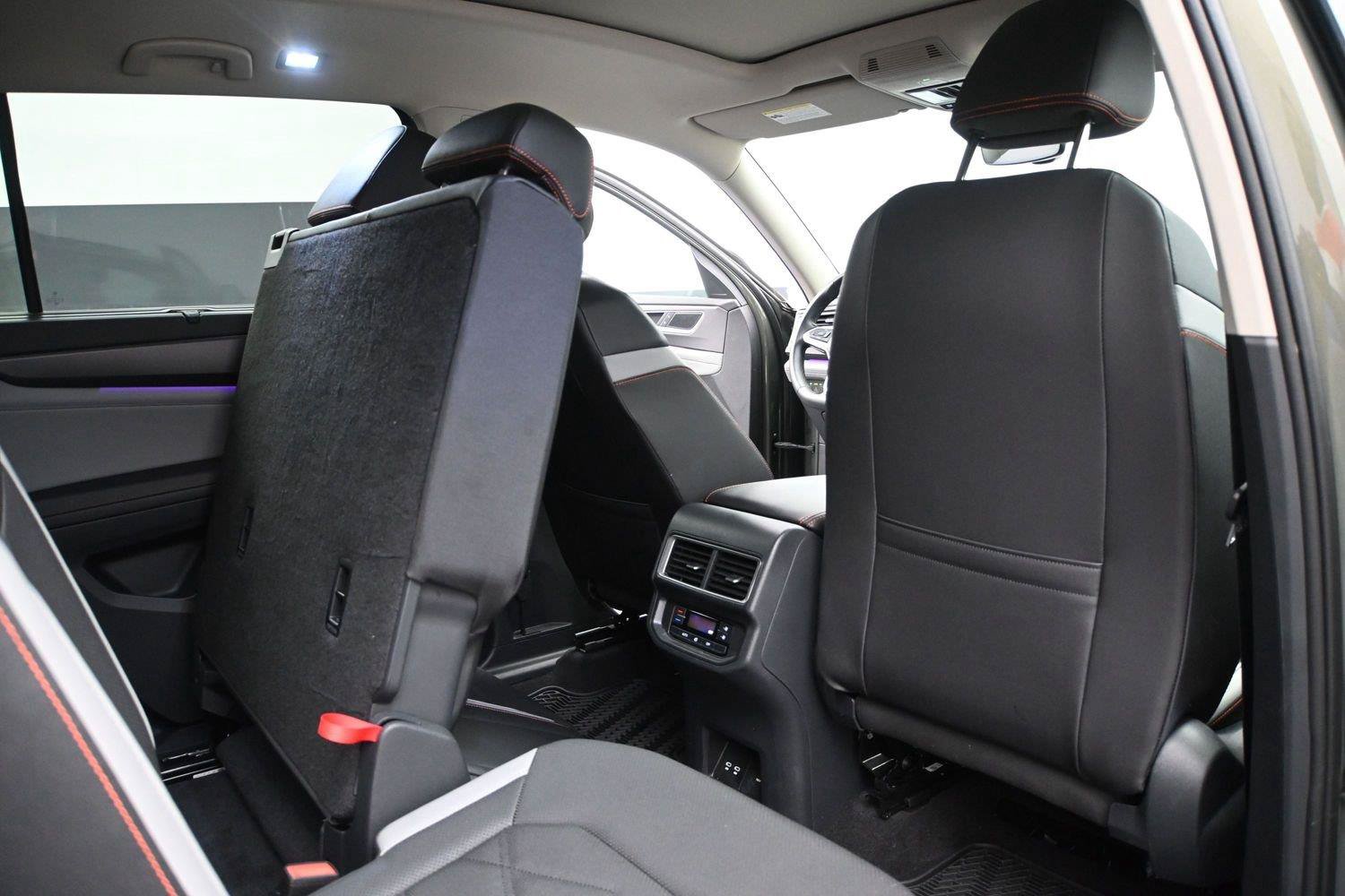 Used 2025 Volkswagen Atlas Peak Edition SE AWD/4WD image 23