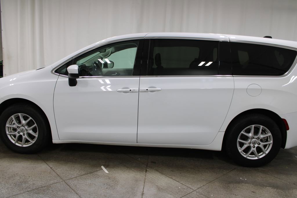 Used 2023 Chrysler Voyager LX image 6