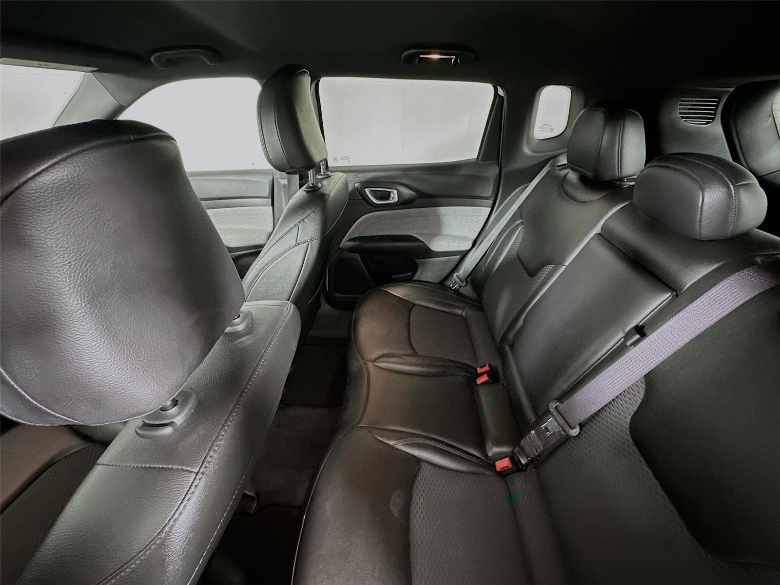 Used 2024 Jeep Compass Latitude image 11