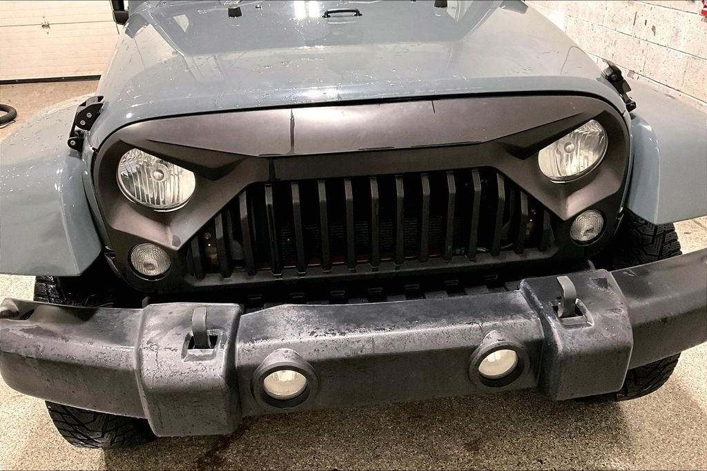 Used 2015 Jeep Wrangler Unlimited Sahara w/ Connectivity Group image 27