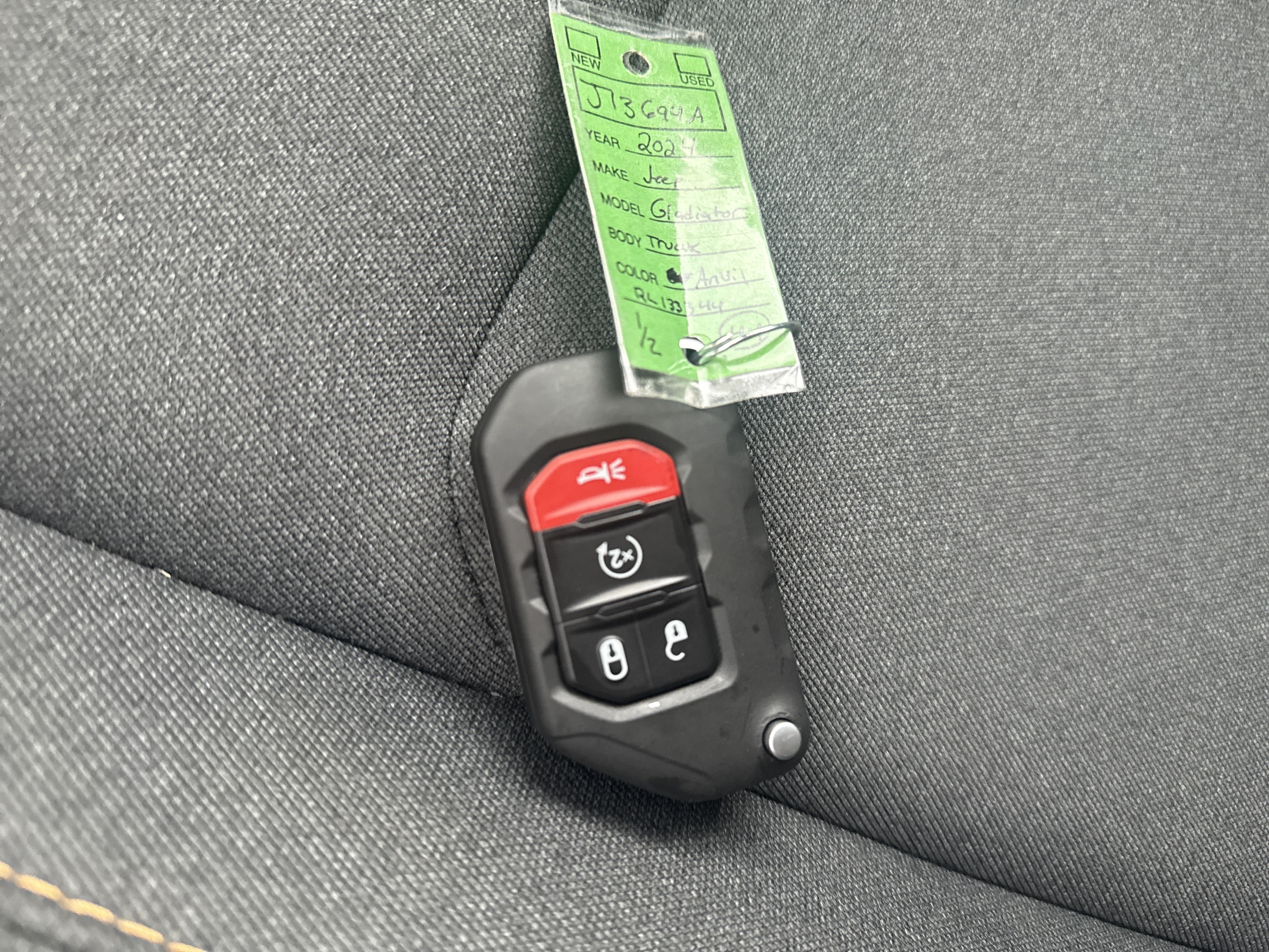 Used 2024 Jeep Gladiator Sport AWD/4WD image 30