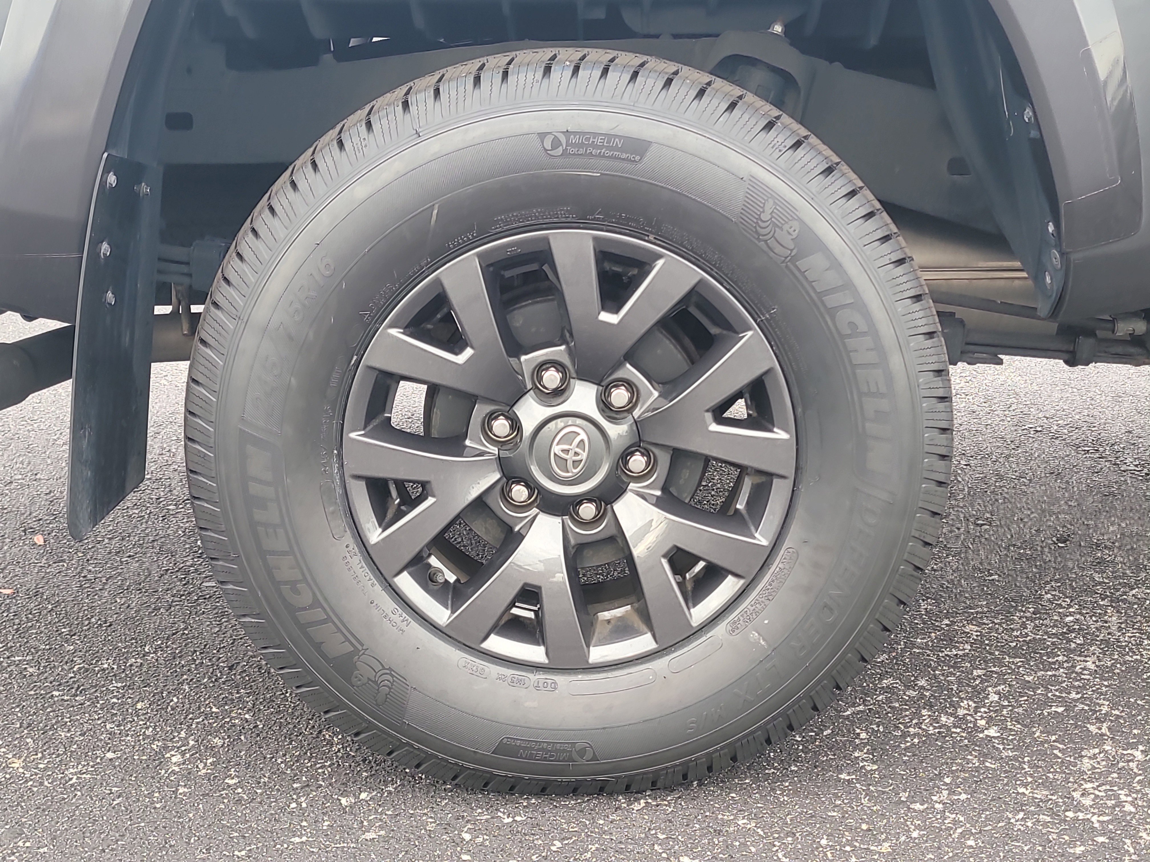 Certified 2022 Toyota Tacoma SR5 w/ Technology Package AWD/4WD image 9