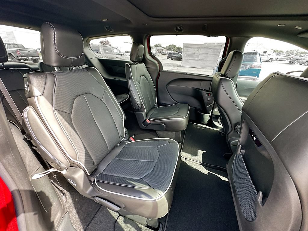 New 2027 Chrysler Pacifica Limited FWD image 36