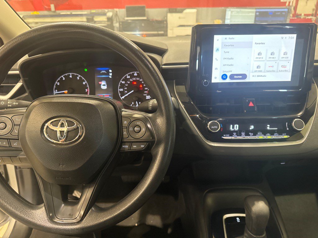 Used 2025 Toyota Corolla LE FWD image 2