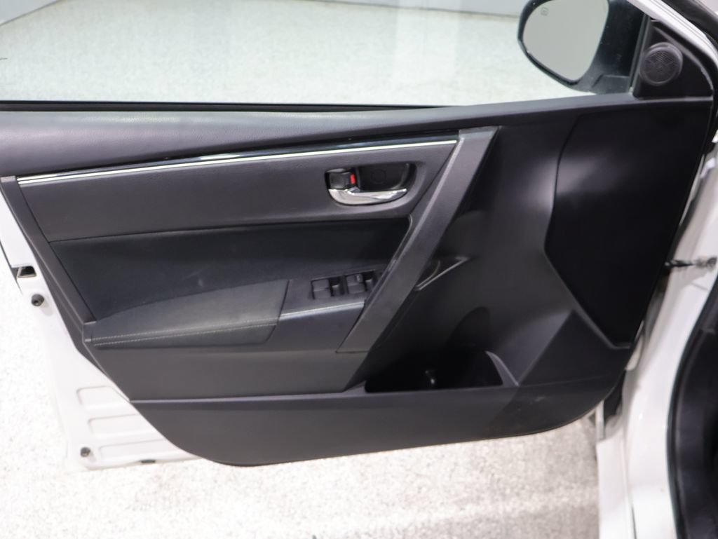 Used 2018 Toyota Corolla LE FWD image 12