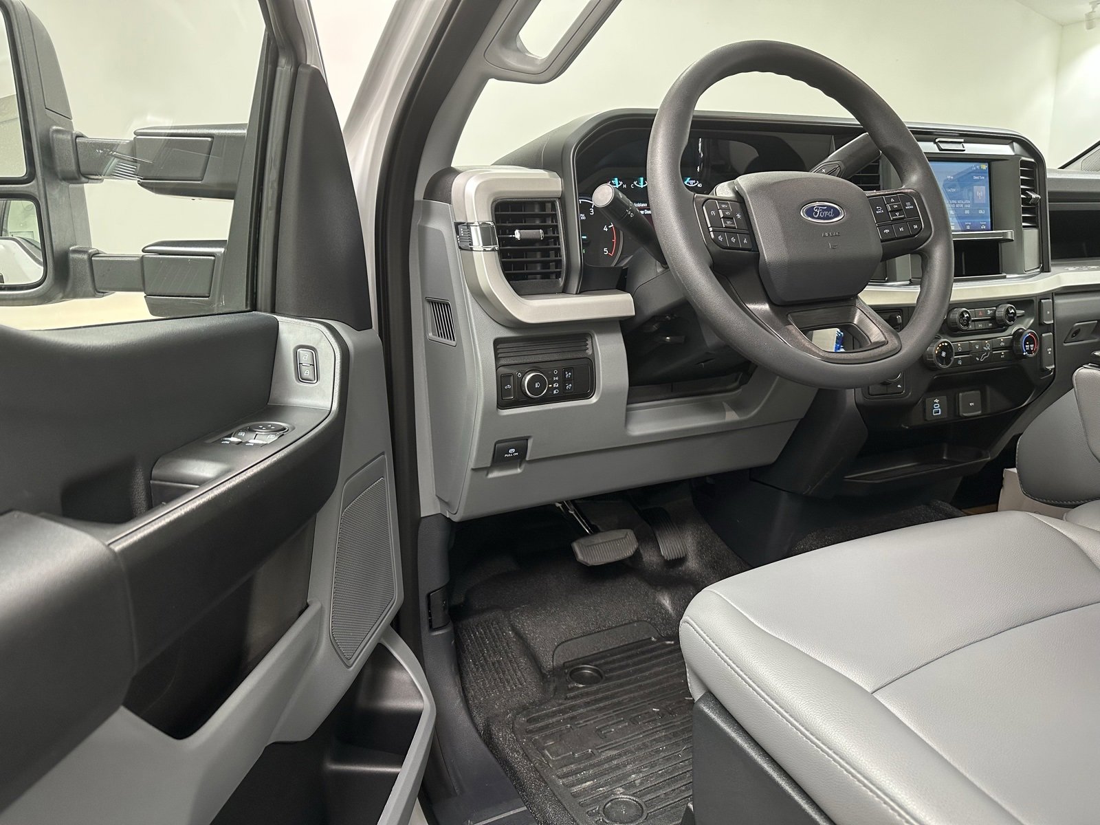 New 2025 Ford F350 XL w/ XL Chrome Package image 18