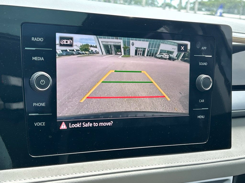 Certified 2025 Volkswagen Taos SE w/ Panoramic Sunroof Package FWD image 34