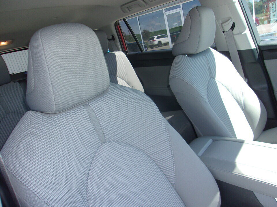 Used 2020 Toyota Highlander LE AWD/4WD image 13