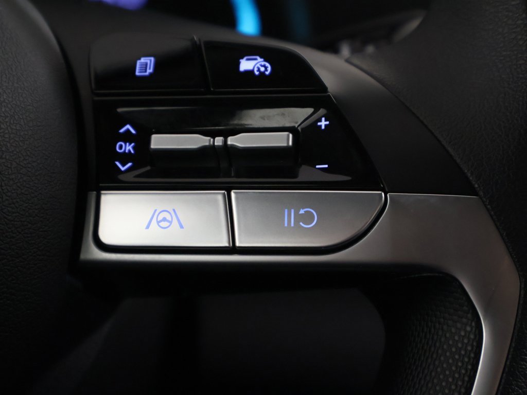 Used 2025 Hyundai Elantra Blue image 36