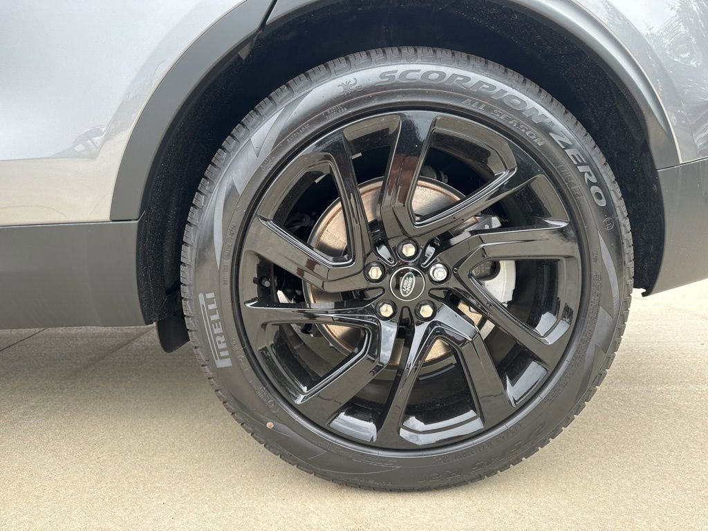 New 2024 Land Rover Discovery S image 23