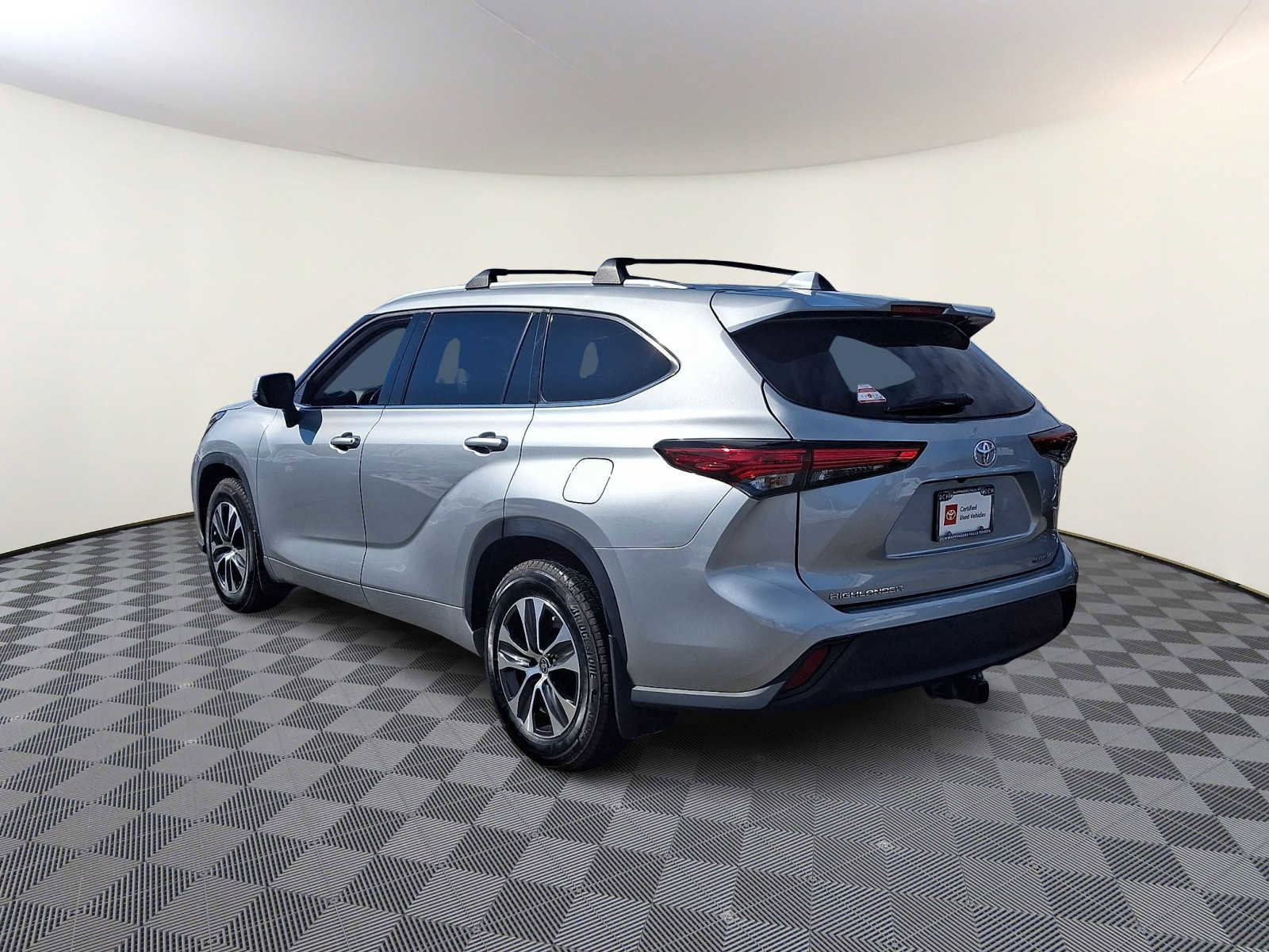 Certified 2022 Toyota Highlander XLE image 9