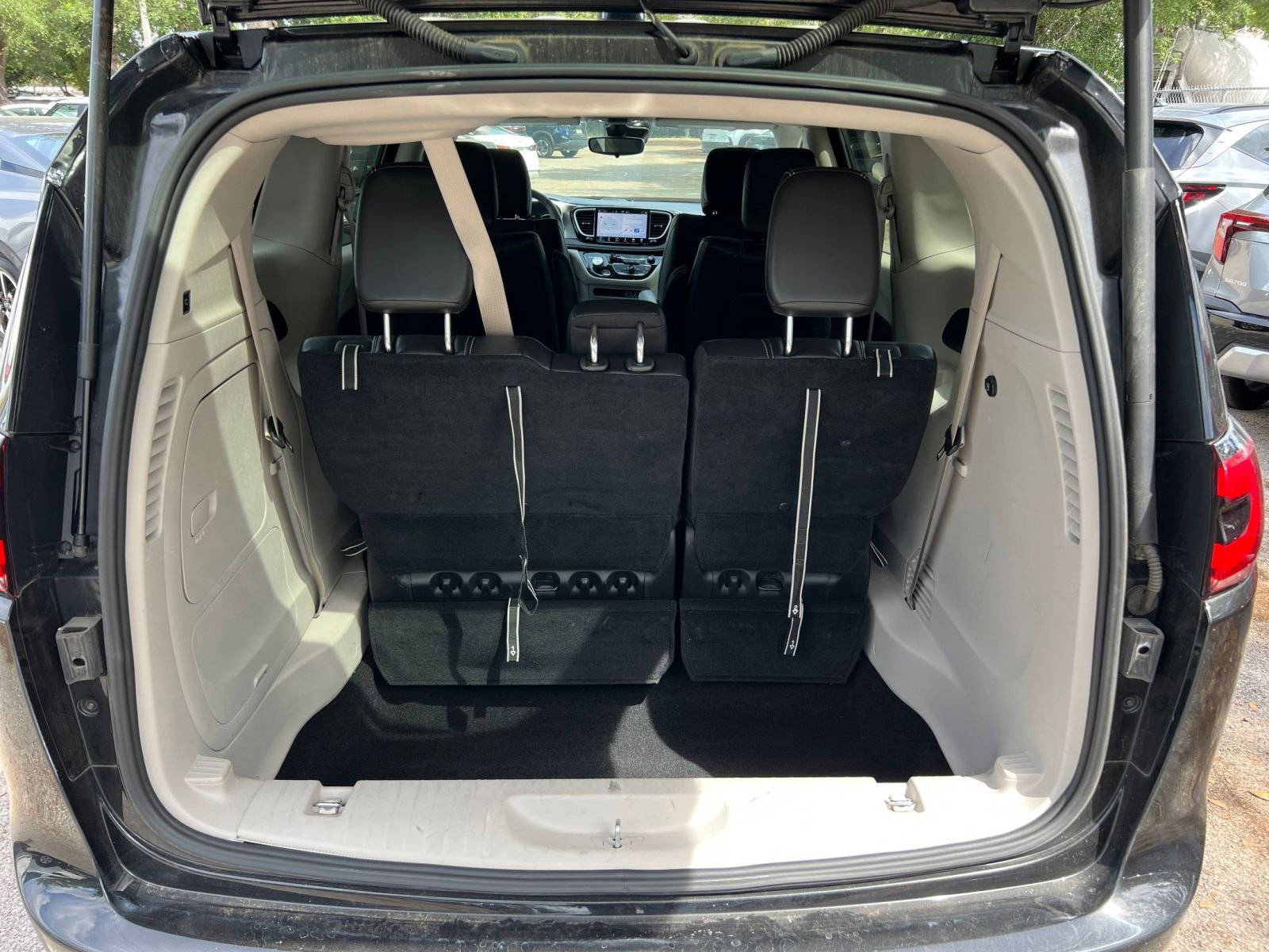 Used 2023 Chrysler Pacifica Touring-L image 38