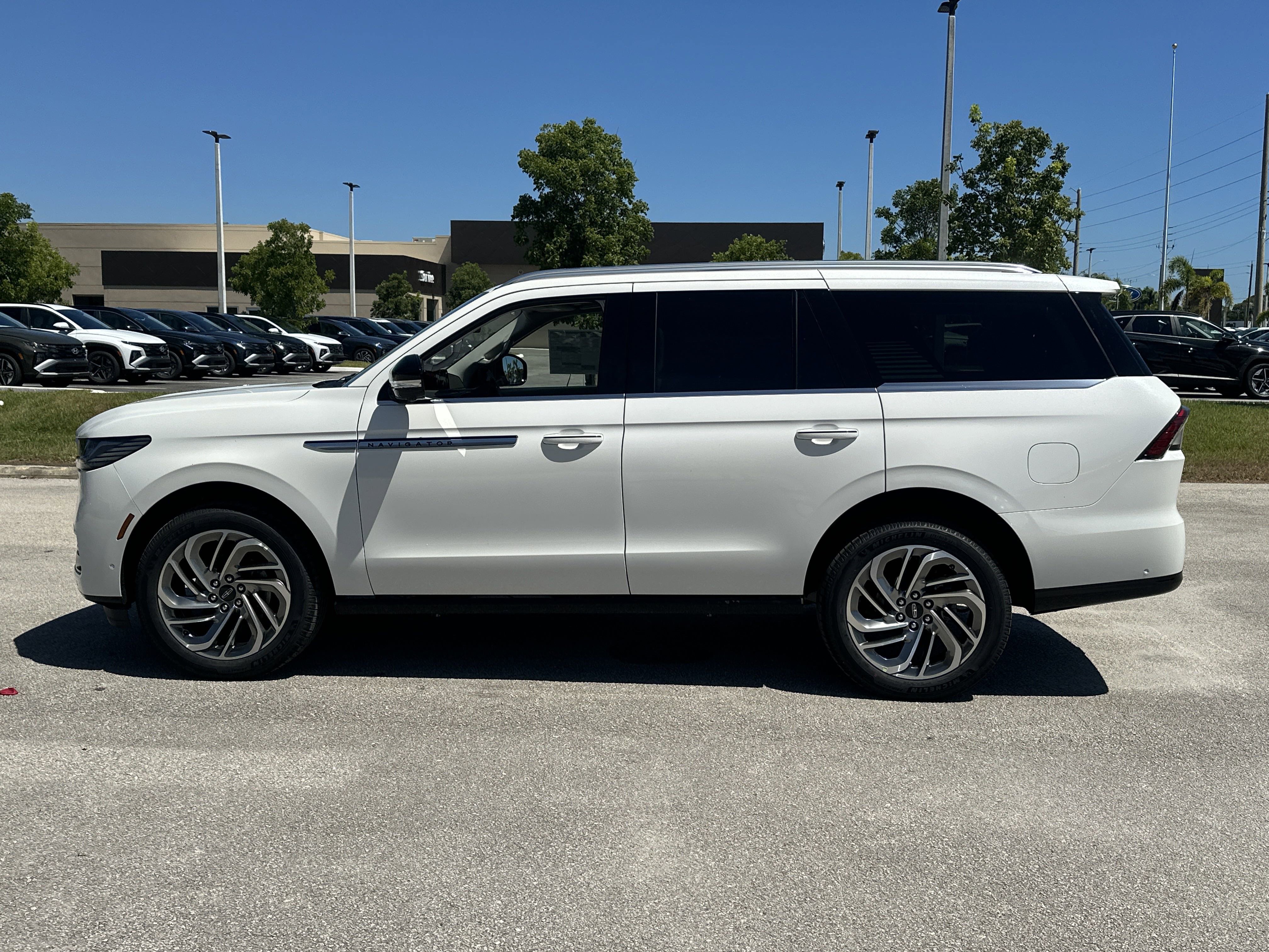 New 2025 Lincoln Navigator Reserve image 9
