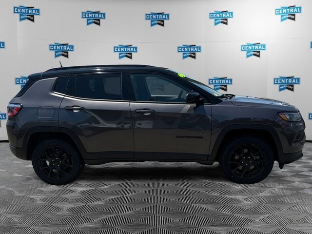 Used 2022 Jeep Compass Latitude w/ Sun and Sound Group AWD/4WD image 6