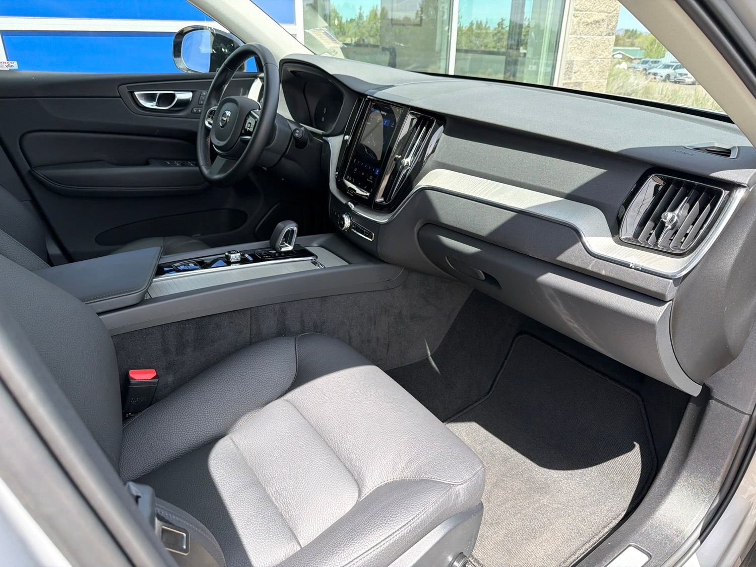 Used 2025 Volvo XC60 B5 Plus AWD/4WD image 25