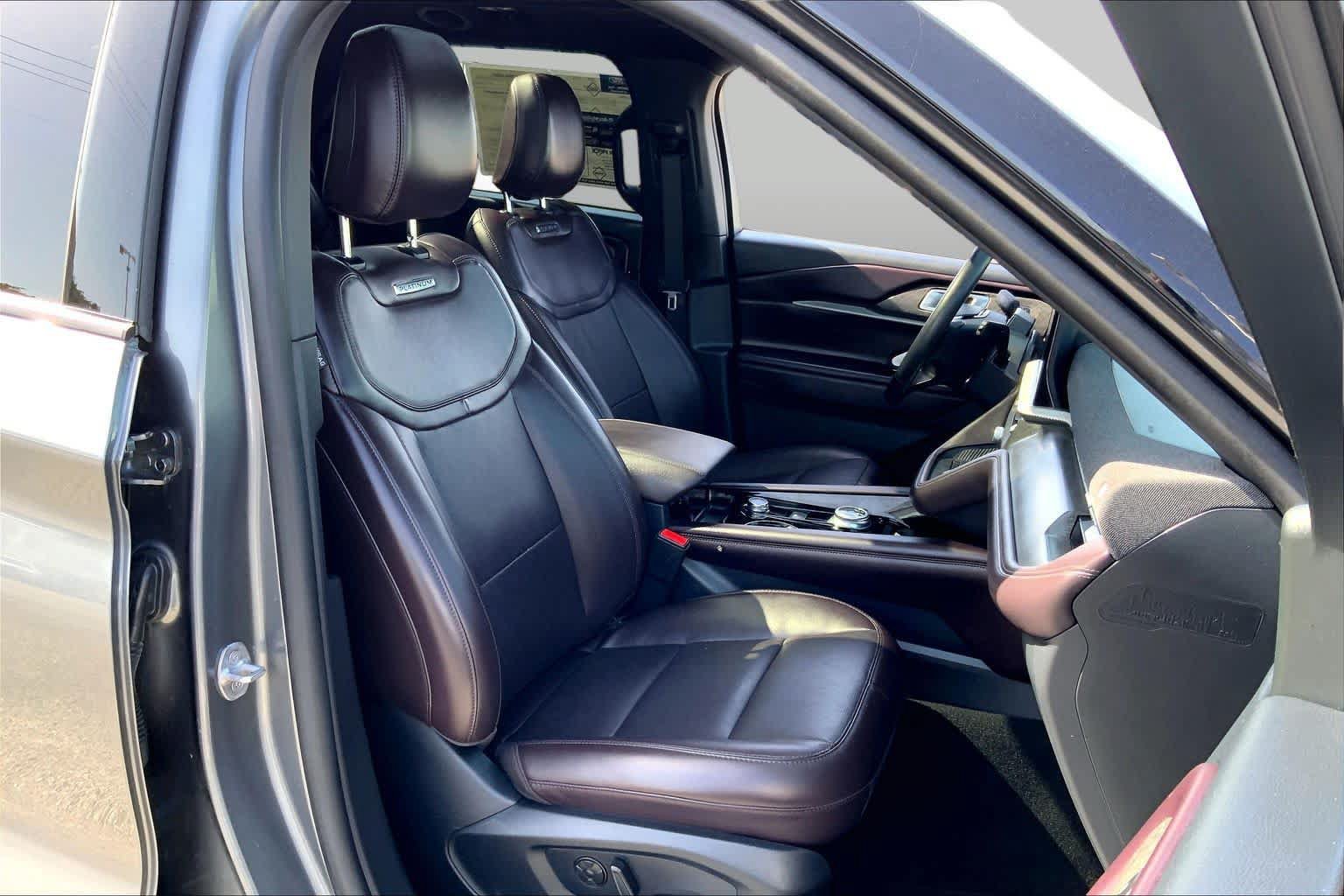 Certified 2025 Ford Explorer Platinum RWD image 9