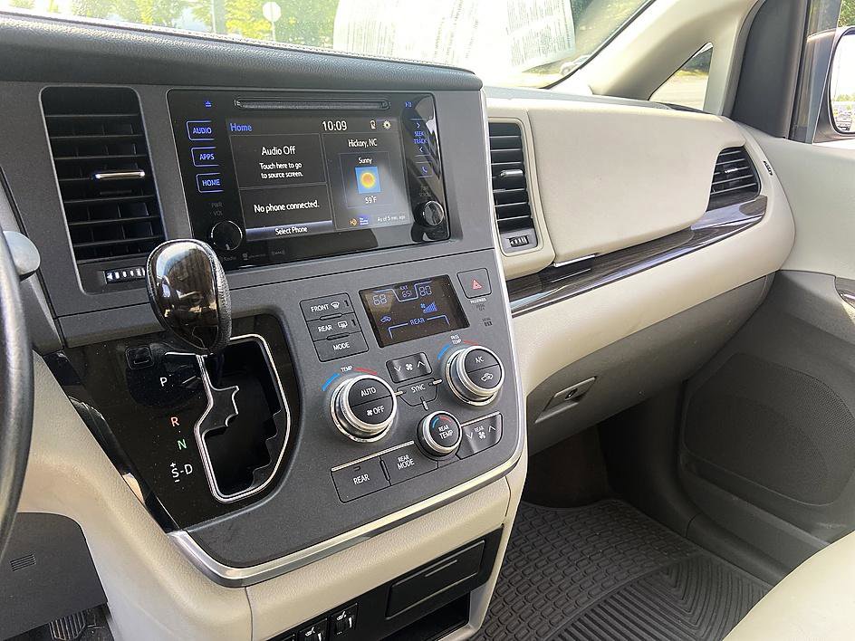 Used 2016 Toyota Sienna XLE FWD image 15