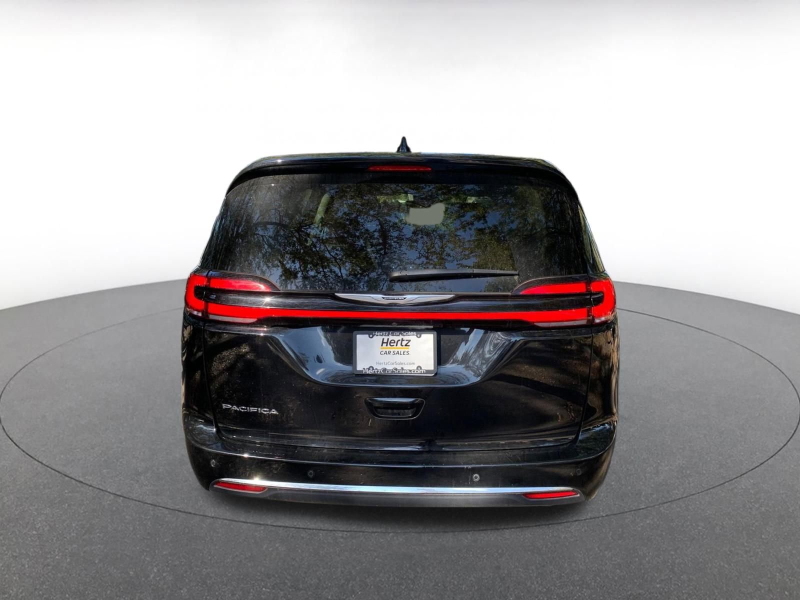 Used 2024 Chrysler Pacifica Touring-L image 6